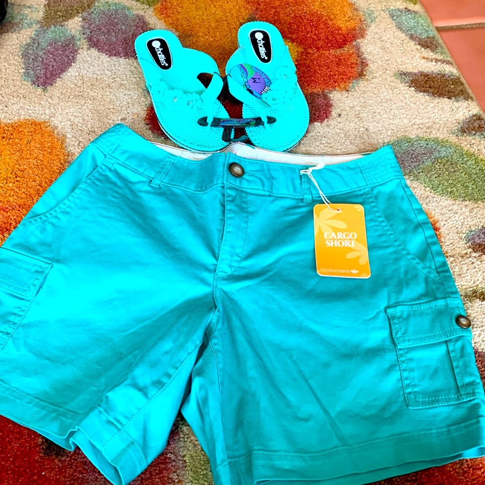 Dockers cargo shorts, size 6